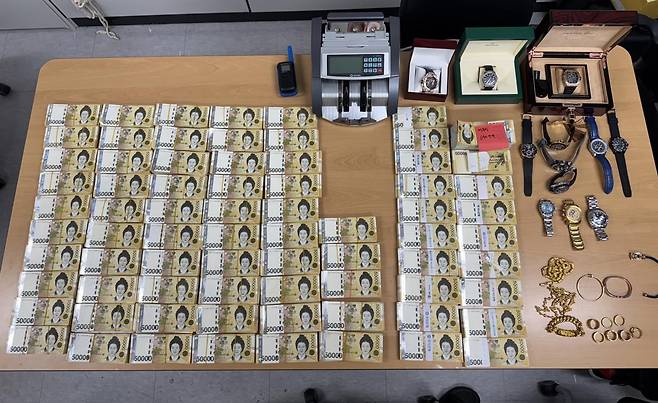 경찰이 도박 사이트 일당의 국내 은신처에서 압수한 현금 등. 서울경찰청 제공.