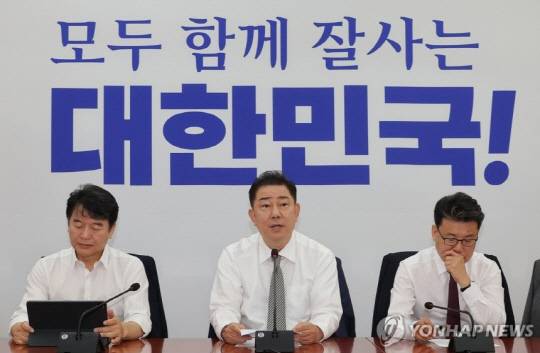 더불어민주당 김병기 당대표 직무대행 겸 원내대표가 19일 서울 여의도 국회에서 열린 정책조정회의에 참석해 발언하고 있다. 연합뉴스