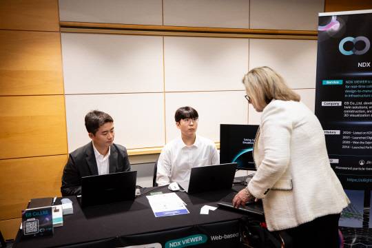 이에이트 관계자가 GSMP 2025에서 참가객에게 자사 솔루션을 설명하고 있다. 이에이트 제공