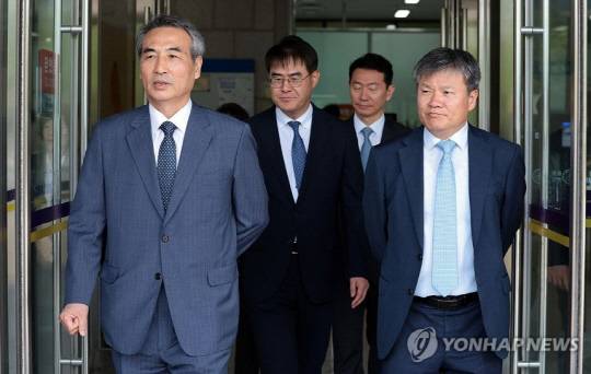 윤석열 전 대통령 부인 김건희 여사 관련 의혹을 수사하는 민중기 특별검사(왼쪽)와 특검보가 19일 경기도 과천 고위공직자범죄수사처에서 오동운 공수처장과 면담을 마치고 나오고 있다. 연합뉴스