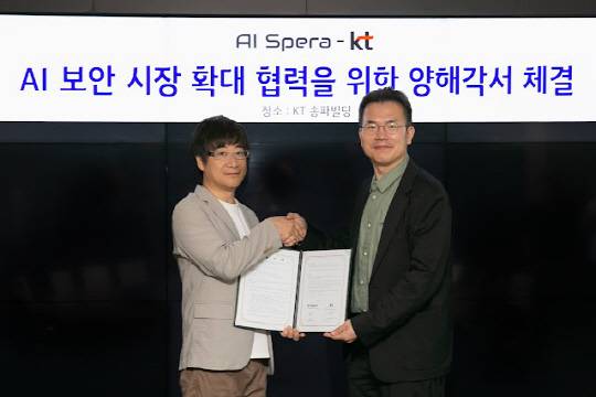 유서봉(왼쪽) KT 엔터프라이즈부문 AX사업본부장(상무)과 강병탁 AI스페라 대표가 업무협약을 체결한 후 기념 사진을 촬영하고 있다. KT 제공