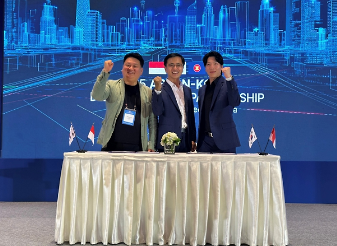 (왼쪽부터) 엑스로그 이진성 본부장, 알티베이스 싱가포르 김성중 지사장, 알티베이스 남서우 본부장이 한-아세안 비즈니스 파트너십 MOU 체결 후 파이팅 포즈를 취하고 있다. (사진=알티베이스)