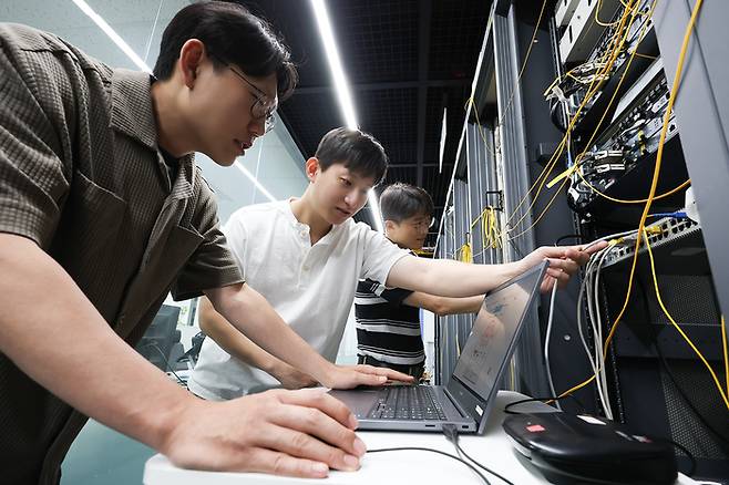 KT 직원들이 차세대 기가 이더넷 스위치(New 5G-GES) 장비 점검을 진행하고 있다.