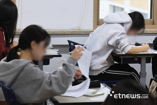 2025학년도 대학수학능력시험이 실시된 14일 서울 영등포구 여의도여자고등학교에서 수험생들이 시험 시작을 기다리고 있다. 사진공동취재단