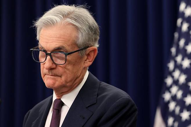 제롬 파월 미국 연방준비제도(연준) 의장이 18일(현지시간) 워싱턴 연준 청사에서 연방공개시장위원회(FOMC) 회의 뒤 기자회견을 하고 있다. 이날 연준은 예상대로 기준금리를 4.25~4.5%로 동결했다. 로이터 연합