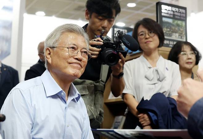 [서울=뉴시스] 김진아 기자 = 문재인 전 대통령이 19일 서울 강남구 코엑스에서 열린 서울국제도서전을 찾아 '한국의 국가 기억 1860년대-1960년대'의 저자 쉬충마오와 대화를 나누고 있다. 2025.06.19. bluesoda@newsis.com <저작권자ⓒ 공감언론 뉴시스통신사. 무단전재-재배포 금지.> /사진=뉴시스화상