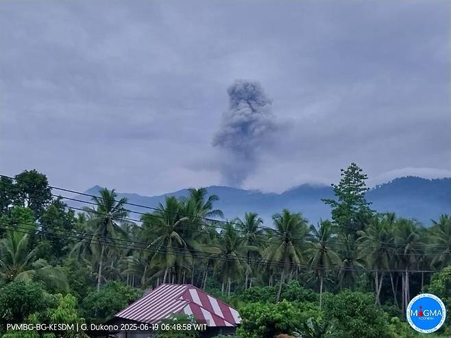 19일 오전 6시 41분 두코노 화산이 분화했다./사진=인도네시아 에너지광물자원부 지질청 화산·지질재난방지센터(PVMBG) 제공
