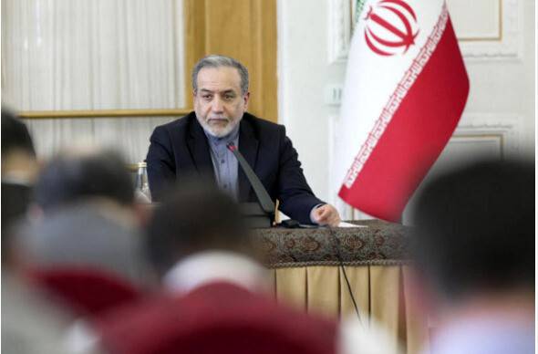 아바스 아라그치 이란 외교장관이 지난 15일 테헤란에서 이란 주재 외국 대사들과 회동하고 있다. 아라그치 장관은 20일 제네바에서 영국, 프랑스, 독일 외교장관들과 만나 이스라엘이 이란을 공격한 명분인 이란의 핵프로그램을 놓고 논의한다. AFP 연합뉴스 >