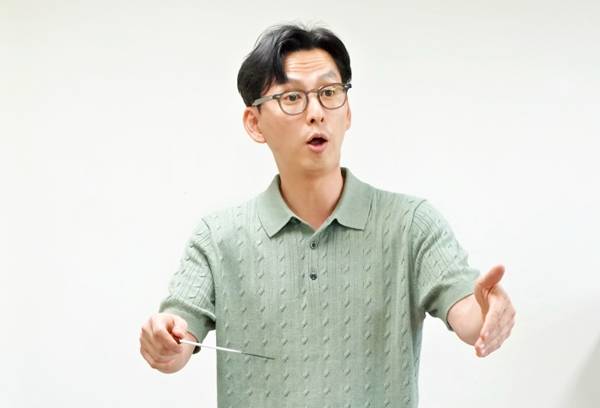 지난 9일 서울 동선동 성북시각장애인복지관 강당에서 성북구립장애청소년합주단 정하진 지휘자가 지휘하고 있다. 성북구 제공