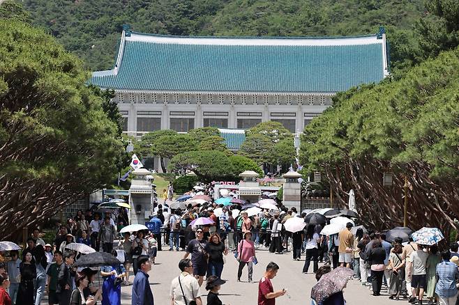 지난 5일 오후 서울 종로구 청와대를 찾은 관광객들이 입장을 위해 줄을 서고 있다.신소영 기자 viator@hani.co.kr