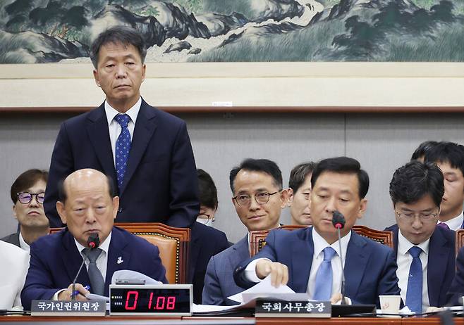 지난해 8월30일 국회에서 열린 운영위원회 전체회의에서 김용원 인권위 상임위원이 의원 질의에 답하고 있다. 앞은 당시 송두환 인권위원장, 김 상임위원 옆은 이충상 전 상임위원. 연합뉴스