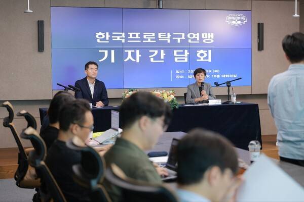 한국프로탁구연맹의 김형석, 현정화 공동위원장. 한국프로탁구연맹 제공