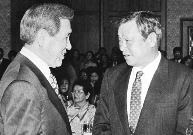 노태우 전 대통령이 최종현 전 회장과 악수하고 있다. 한국일보 자료사진