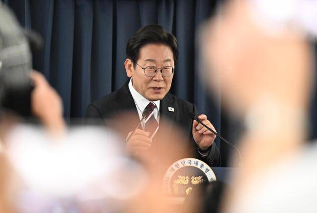 이재명 대통령이 16일 G7 정상회의 참석을 위해 캐나다 캘거리로 향하는 공군 1호기 기내에서 기자회견을 하고 있다. 캘거리=왕태석 선임기자