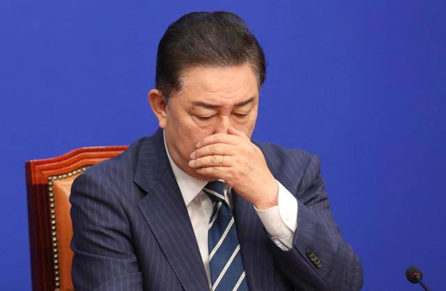 김병기 더불어민주당 당대표 직무대행 겸 원내대표가 18일 서울 여의도 국회에서 열린 최고위원회의에 참석해 있다. 고영권 기자