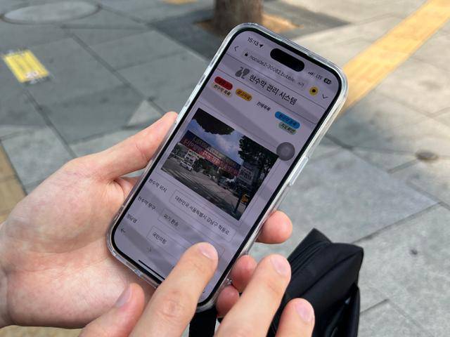 황상길 강남구청 도시계획과 주무관이 17일 청담동에서 '정당 현수막 실시간 관리 시스템'에 현수막을 등록하고 있다. 권정현 기자
