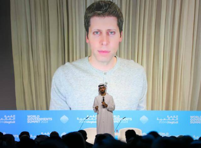 오마르 알 올라마 아랍에미리트 국무장관이 2024년 2월 13일 아랍에미리트(UAE) 두바이에서 열린 세계정부정상회의 세션에 참석해 발언하는 동안 뒤쪽 화면에 샘 올트먼 오픈AI 최고경영자(AI)가 보이고 있다. 연합뉴스