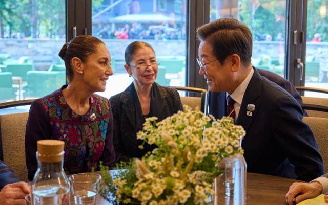 이재명(오른쪽) 대통령이 17일 캐나다 앨버타주 캐내내스키스 주요 7개국(G7) 정상회의장에서 클라우디아 셰인바움 파르도(왼쪽) 멕시코 대통령과 한·멕시코 정상회담을 하고 있다. 캐내내스키스=뉴시스