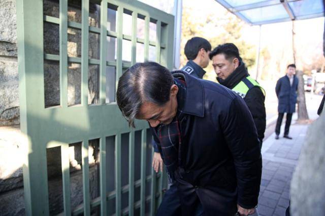 자녀 입시 비리와 청와대 감찰 무마 혐의로 대법원으로부터 징역 2년 실형과 600만 원의 추징 명령을 확정받은 조국 전 조국혁신당 대표가 지난해 12월 경기 의왕시 서울구치소로 수감되기 전 지지자들을 향해 인사하고 있다. 뉴스1