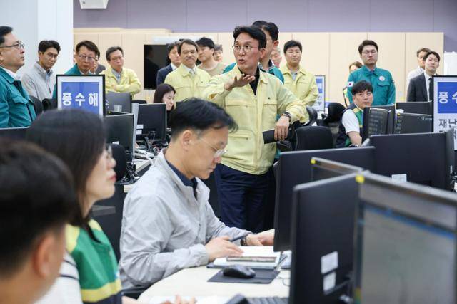 김민석(가운데) 국무총리 후보자가 18일 장마 수해 현장행보로 서울 중구 서울시 재난안전상황실을 찾아 장마예방 대비태세 현장 점검을 하고 있다. 뉴시스