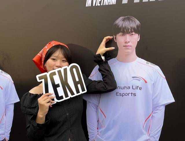 18일 '2025 HLE 글로벌 팬페스트 인 베트남' 행사가 열린 베트남 호찌민시 떤빈 체육관에서 한 팬이 HLE 소속 선수 제카(김건우)의 사진과 함께 기념 촬영을 하고 있다. 호찌민=허경주 특파원