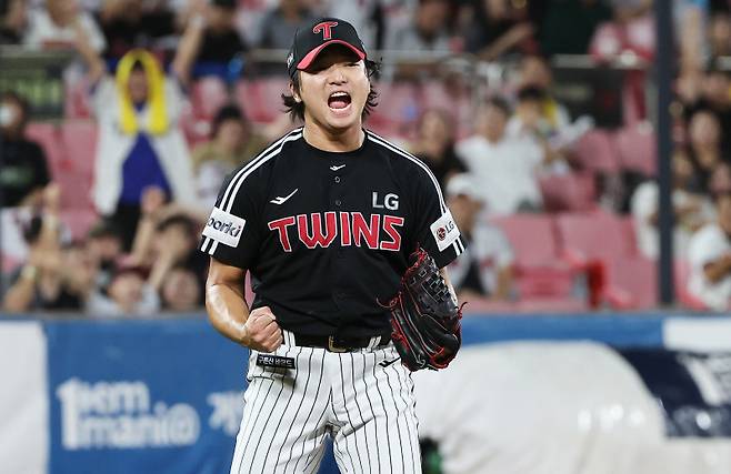 <yonhap photo-4860="">(수원=연합뉴스) 홍기원 기자 = 5일 경기도 수원케이티위즈파크에서 열린 2023 KBO리그 프로야구 LG 트윈스와 kt wiz의 경기. 9회말 2사 주자 1루에서 KT 황재균을 삼진으로 잡아내며 5-4 승리를 지켜낸 LG 마무리 투수 고우석이 포효하고 있다. 2023.9.5 xanadu@yna.co.kr/2023-09-05 23:39:28/<저작권자 ⓒ 1980-2023 ㈜연합뉴스. 무단 전재 재배포 금지.></yonhap>