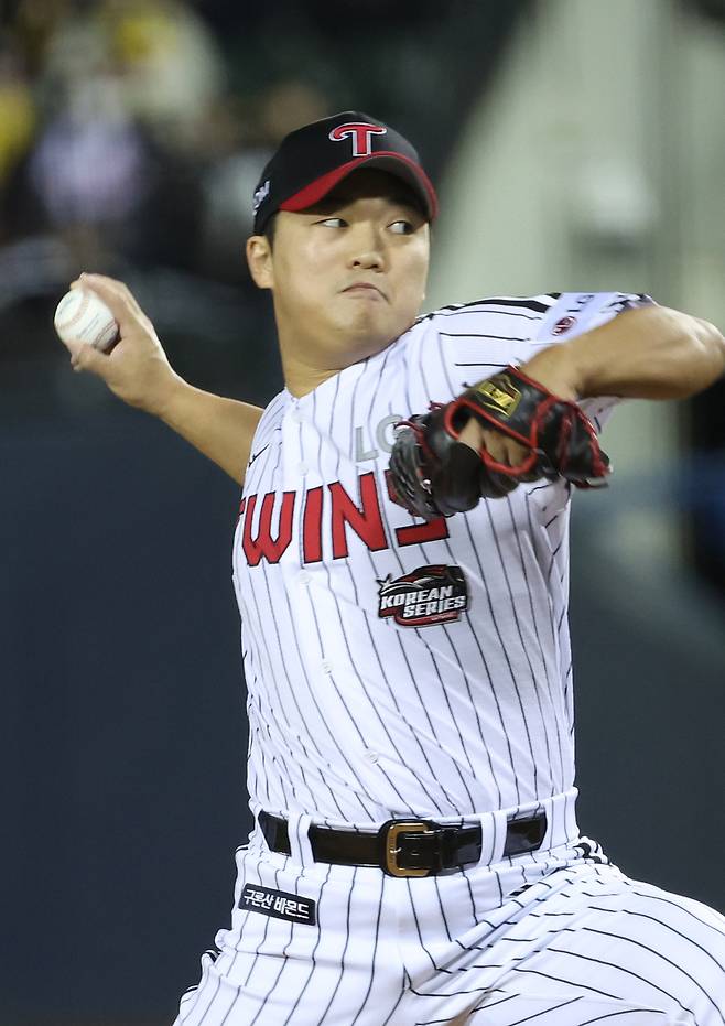 <yonhap photo-4434="">(서울=연합뉴스) 이지은 기자 = 7일 서울 잠실야구장에서 열린 2023 KBO 한국시리즈 1차전 kt 위즈와 LG 트윈스의 경기. 9회초 LG 투수 고우석이 역투하고 있다. 2023.11.7 jieunlee@yna.co.kr/2023-11-07 21:24:49/<저작권자 ⓒ 1980-2023 ㈜연합뉴스. 무단 전재 재배포 금지.></yonhap>