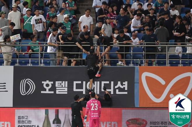 쓰러진 팬을 구하기 위해 의료진이 관중석으로 뛰어드는 모습. 사진=프로축구연맹