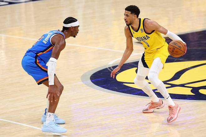 <yonhap photo-2718=""> INDIANAPOLIS, INDIANA - JUNE 13: Tyrese Haliburton #0 of the Indiana Pacers is defended by Shai Gilgeous-Alexander #2 of the Oklahoma City Thunder during the fourth quarter in Game Four of the 2025 NBA Finals at Gainbridge Fieldhouse on June 13, 2025 in Indianapolis, Indiana. NOTE TO USER: User expressly acknowledges and agrees that, by downloading and or using this photograph, User is consenting to the terms and conditions of the Getty Images License Agreement. Maddie Meyer/Getty Images/AFP (Photo by Maddie Meyer / GETTY IMAGES NORTH AMERICA / Getty Images via AFP)/2025-06-14 13:35:56/ <저작권자 ⓒ 1980-2025 ㈜연합뉴스. 무단 전재 재배포 금지, AI 학습 및 활용 금지></yonhap>