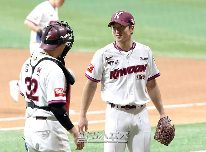 1일 오후 서울 고척스카이돔에서 열린 2025 프로야구 두산과 키움 경기. 키움 투수 주승우가 8회 두산 양석환을 삼진아웃시키고 포수 김재현과 얘기 하고있다.. 고척=정시종 기자 capa@edaily.co.kr /2025.06.01.