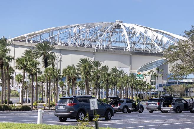 <yonhap photo-0505="">지난해 10월 허리케인 밀턴으로 크게 파손된 탬파베이 홈구장인 트로피카나 필드. 탬파베이는 수리 문제로 올 시즌 홈 경기를 뉴욕 양키스의 구장인 조지 스타인브레너 필드에서 치르고 있다. [EPA=연합뉴스]</yonhap>