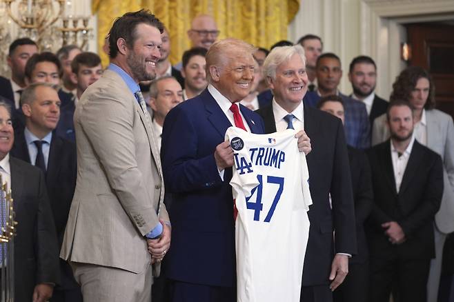 다저스 구단주로서 클레이턴 커쇼 등 선수단과 백악관을 방문한 마크 월터. AP=연합뉴스