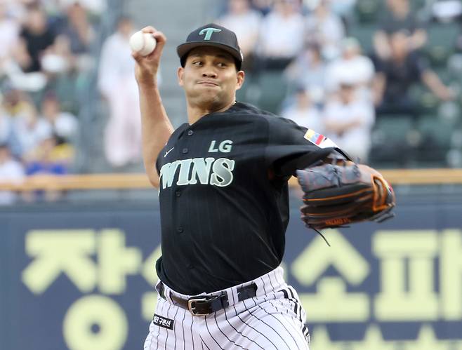 18일 오후 잠실야구장에서 열린 2025 프로야구 NC와 LG 경기. LG 선발 치리노스가 역투하고 있다. 잠실=정시종 기자 capa@edaily.co.kr /2025.06.18.