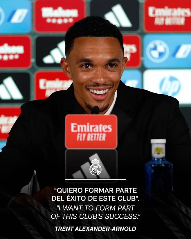 12일 레알 입단식 당시 유창한 스페인어를 구사한 아놀드. 사진=레알 SNS