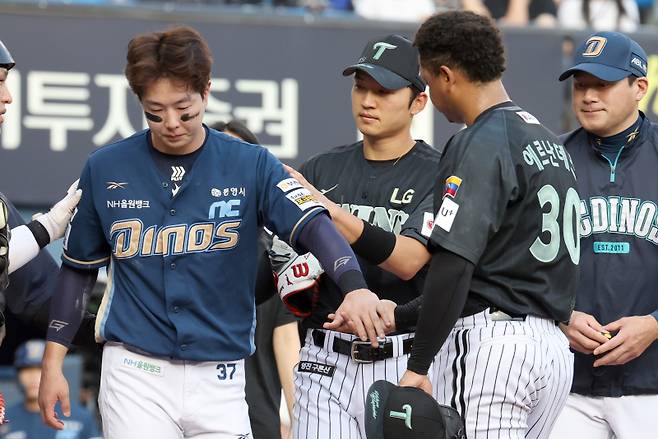 17일 오후 잠실야구장에서 열린 2025 프로야구 NC와 LG 경기. NC 박건우가 2회 헤드샷을 당한 뒤 사과하는 LG 선발 에르난데스의 손을 잡고 있다. 잠실=정시종 기자 capa@edaily.co.kr /2025.06.17.