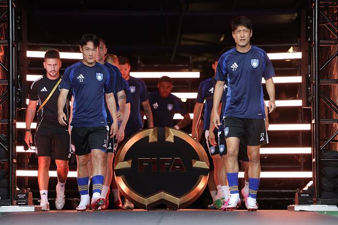 18일 마멜로디와의 2025 클럽 월드컵 F조 1차전을 위해 인터앤코 스타디움으로 입장하는 울산 선수단. 사진=울산