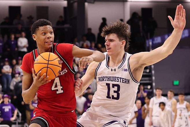 <yonhap photo-5260=""> EVANSTON, ILLINOIS - JANUARY 29: Ace Bailey #4 of the Rutgers Scarlet Knights drives to the basket against Brooks Barnhizer #13 of the Northwestern Wildcats during the second half at Welsh-Ryan Arena on January 29, 2025 in Evanston, Illinois. Michael Reaves/Getty Images/AFP (Photo by Michael Reaves / GETTY IMAGES NORTH AMERICA / Getty Images via AFP)/2025-01-30 13:31:19/ <저작권자 ⓒ 1980-2025 ㈜연합뉴스. 무단 전재 재배포 금지, AI 학습 및 활용 금지></yonhap>