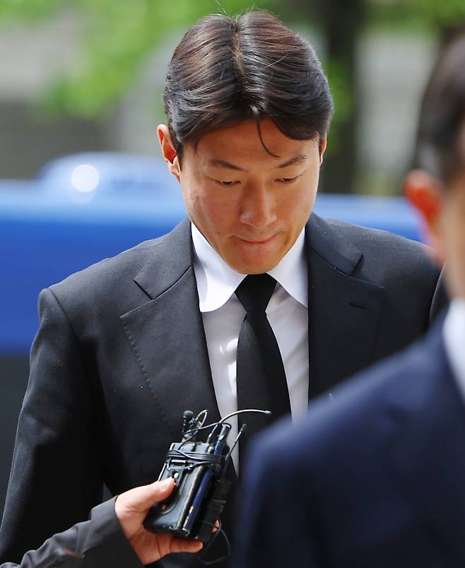 <yonhap photo-3786=""> 항소심 출석하는 황의조 (서울=연합뉴스) 김도훈 기자 = 불법 촬영 혐의로 1심에서 징역 1년에 집행유예 2년을 선고받은 축구선수 황의조가 19일 서울 서초구 서울고등법원에서 열린 2심 첫 공판에 출석하고 있다. 2025.6.19 superdoo82@yna.co.kr/2025-06-19 14:52:03/ <저작권자 ⓒ 1980-2025 ㈜연합뉴스. 무단 전재 재배포 금지, AI 학습 및 활용 금지></yonhap>