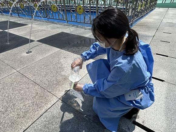 경산시 보건소 관계자가 여름철 감염병 레지오넬라증을 집중 검사하고 있다 [사진=경산시]
