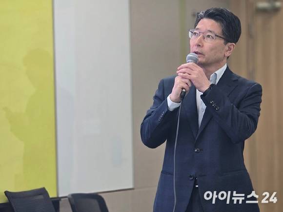 19일 오전 서울 중구 삼화타워에서 열린 SK텔레콤 유심(USIM) 일부 정보 유출 관련 브리핑에서 임봉호 SK텔레콤 MNO사업부장이 발표하고 있다. [사진=안세준 기자]