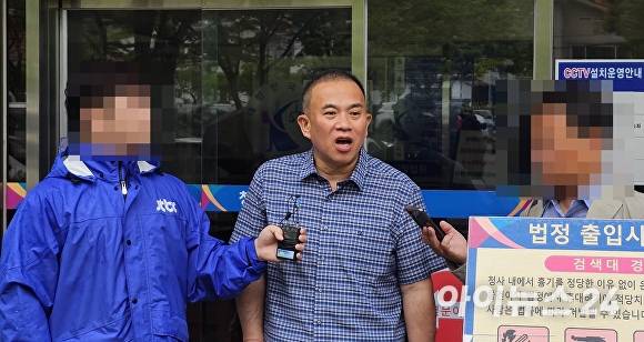 지난 16일 명태균 씨가 창원지방법원 앞에서 재판에 출석하기 전 취재진에게 입장을 밝히고 있다. [사진=임승제 기자]