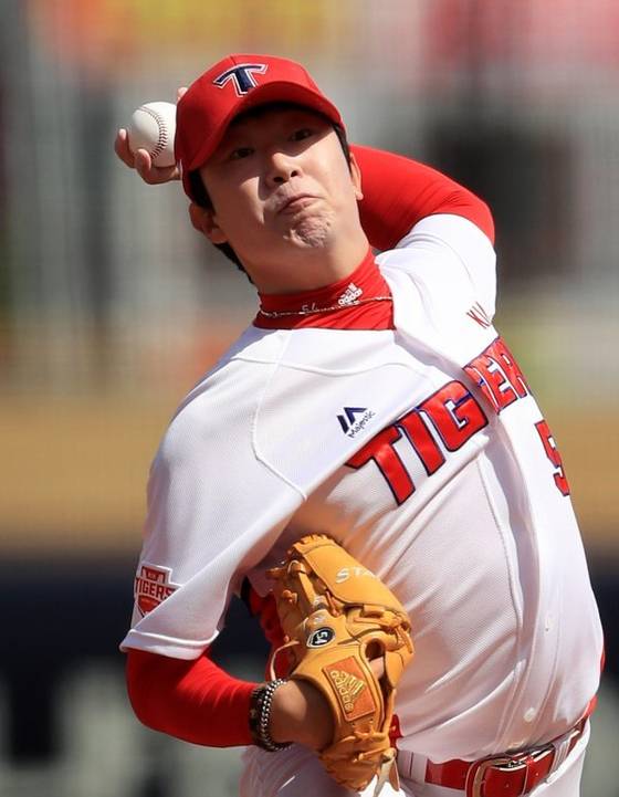 안경이 트레이드마크인 양현종은 2018년 시범경기에 팬서비스로 안경 없이 등판했다. [중앙포토]