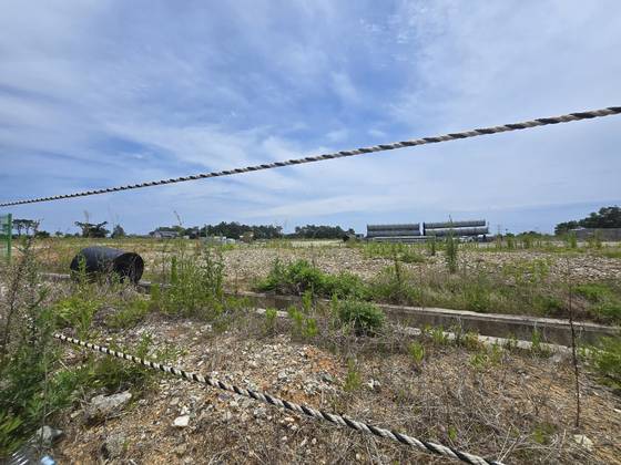 지난 9일 찾은 울산 울주군 서생면 명산리. 화산마을 인근 명산초등학교 옆으로 60여 m를 들어가자 콘크리트 벽과 펜스로 둘러싸인 넓은 공터가 모습을 드러냈다. 김윤호 기자