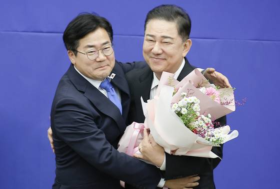 김병기 대표 대행 겸 원내대표는 이 대통령의 ‘블랙(요원)’, ‘최종 병기’를 모토로 지난 13일 169석 여당의 첫 원내대표로 선출됐다. 13일 선출 의원총회에서 박찬대 전임 원내대표의 축하를 받는 모습. 임현동 기자