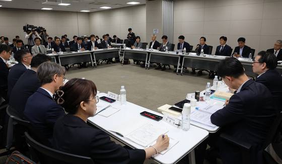 국정기획위원회 이한주 위원장을 비롯한 경제1분과 위원들이 18일 정부세종컨벤션센터에서 기획재정부 업무보고를 받고 있다. 연합뉴스