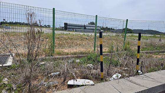 지난 9일 찾은 울산 울주군 서생면 명산리. 화산마을 인근 명산초등학교 옆으로 60여 m를 들어가자 콘크리트 벽과 펜스로 둘러싸인 넓은 공터가 모습을 드러냈다. 김윤호 기자