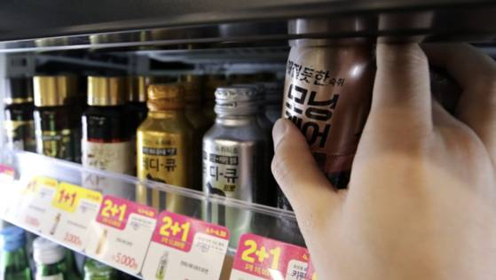 한 시민이 편의점에 진열된 숙취해소제를 고르고 있다. 위 사진은 기사 내용과 무관. 뉴스1