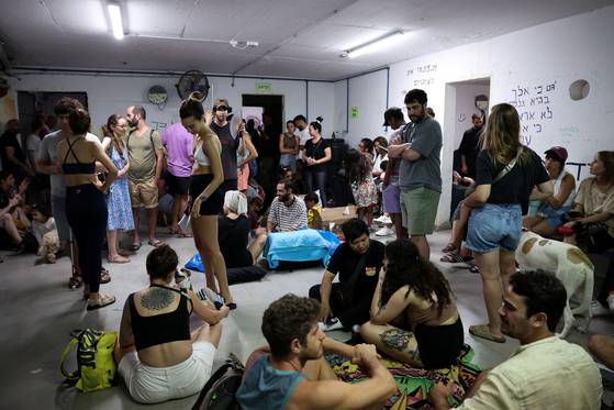 18일 이스라엘 텔아비브에 마련된 방공호에 이스라엘 시민들이 이란의 미사일 공격을 피하기 위해 모여 있다. 로이터=연합뉴스