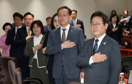이재명 대통령이 19일 용산 대통령실 청사에서 국무회의를 주재하기 전 국민의례를 하고 있다. 대통령실사진기자단