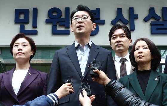 주진우 국민의힘 법률자문위원장이 지난 3월 30일 오후 서울 종로구 서울경찰청 민원실 앞에서 더불어민주당 이재명 대표와 초선 의원, 방송인 김어준 씨 등 71명에 대한 내란음모 혐의 관련 고발장을 접수한 뒤 브리핑을 하고 있다. 뉴스1